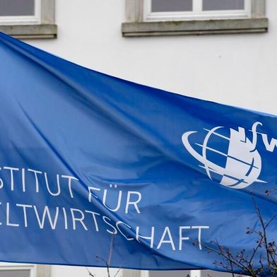 Das Kiel Institut für Weltwirtschaft (IFW) hält an seinen Prognosen für die konjunkturelle Entwicklung in Deutschland fest – es wird leicht aufwärts gehen. Doch der Iran-Krieg wirft seine Schatten voraus ... (Bild: IFW)