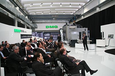 ... und informierten sich über die neuen Dreh-Fräszentren. (Archiv: Vogel Business Media)