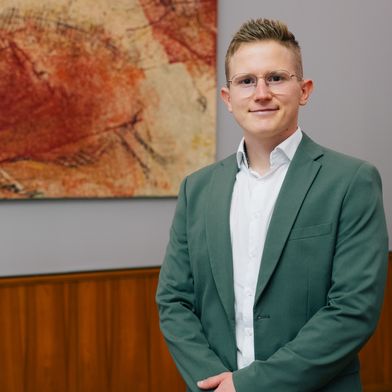 Dr. Louis Becker hat für seine Dissertation zum Thema Stahl für die Additive Fertigung nutzen den Gebrüder-Eickhoff-Preis erhalten. (Bild: Ruhr-Universität Bochum)