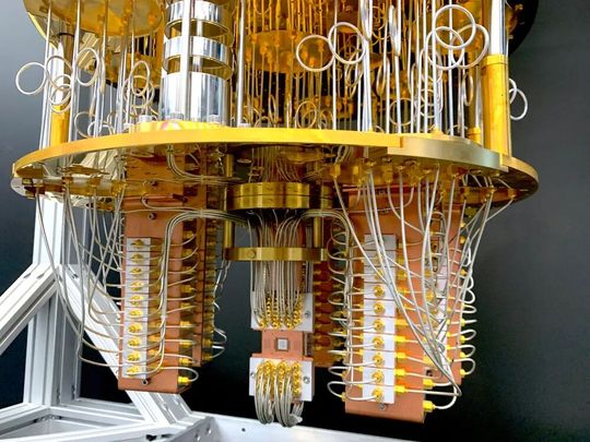 Eine aktuelle Studie von McKinsey & Company kommt zu dem Schluss, dass der Quantencomputer und mit ihm das Quantencomputing längst kein Elfenbeinturm-Thema mehr ist. Deshalb sollte man jetzt zusehen, den Fuß in die Tür zu diesem Raum der Zukunft zu kriegen ...(Bild:  J. Hu)