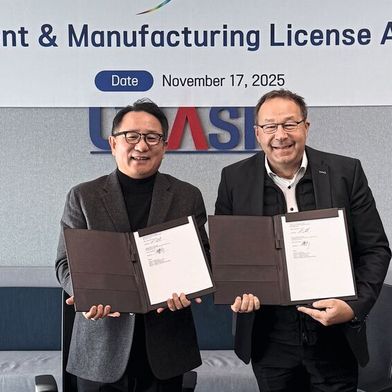 Dong-Soo Shin, CEO von CoAsia SEMI und Leiter der Semiconductor Division der CoAsia Group (links), und Robert Isele, CEO von Inova Semiconductors, unterzeichneten die Produktionslizenzvereinbarung (Bild: Inova Semiconductors)