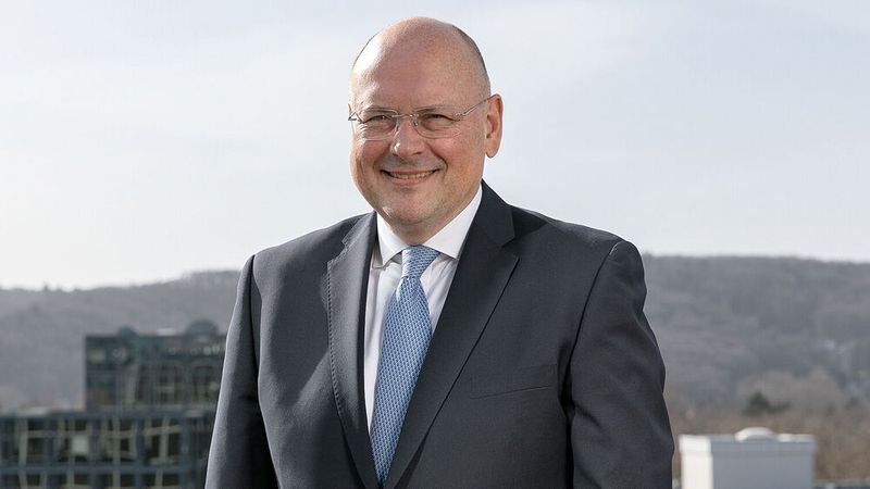 Ex-BSI-Chef Arne Schönbohm hat im Rechtsstreit gegen das ZDF in einem finalen Urteil des Oberlandesgerichts (OLG) München Recht bekommen.(©  BAköV)