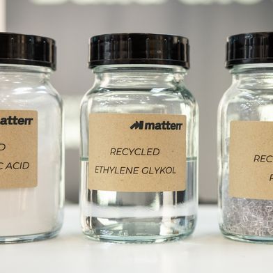 Recyclage du polyester : du textile au monomère, puis de nouveau au textile – La start-up Matterr décompose les déchets textiles et d'emballage complexes contenant du polyester en monomères de qualité vierge. (Bild: Philipp Herfort Photography/Matterr)