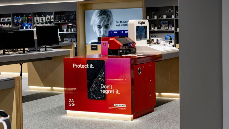 Die SmartShield-Maschine von ZAGG on Demand schneidet aus Rohlingen automatisch passende Displayschutzfolien für eine breite Palette von Geräten: Smartphones, Smartwatches, Tablets, Notebooks und sogar smarte Küchenmaschinen. (Bild:  ZAGG International)