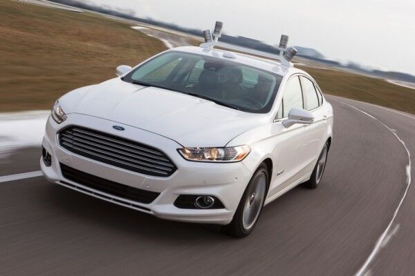 Ford hat die neueste Version seines fahrerlosen Fusion Hybrid enthüllt: mit über vier LIDAR-Systemen auf dem Dach und einer 360-Grad-Kamera. (Bild: Ford)