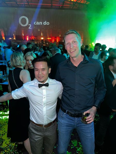 Begeisterte IT-BUSINESS Leser sind Thong Mai und Daniel Dieckmann (SYNAXON). (Bild: Vogel IT-Medien)