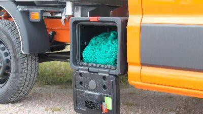 Der Crafter als Drei-Seiten-Kipper kann auch mit weiterem Zubehör von Schoon, darunter Boxen, Laubgitteraufsätzen oder Beleuchtung branchenspezifisch ausgestattet werden. (Bild: VW Nutzfahrzeuge)