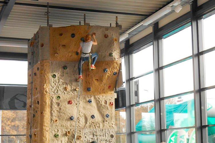 Ein Teil der Schauraumfläche war zu einem Kletterfelsen mutiert. (Foto: Krälemann)