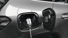 Beim Laden eines Elektroautos entstehen Verluste nicht nur bei der Leistungswandlung. Auch Fahrzeugelektronik, Leitungen, Batterie und Thermomanagement beeinflussen die Gesamtenergiebilanz. (Bild: frei lizenziert)