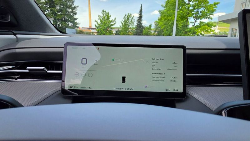 Ein Head-up-Display gibt es im G6 nicht. Ersetzt wird es durch ein 10,25 Zoll großes Fahrerinformationsdisplay über dem Lenkrad. (Bild: Mauritz – VCG)