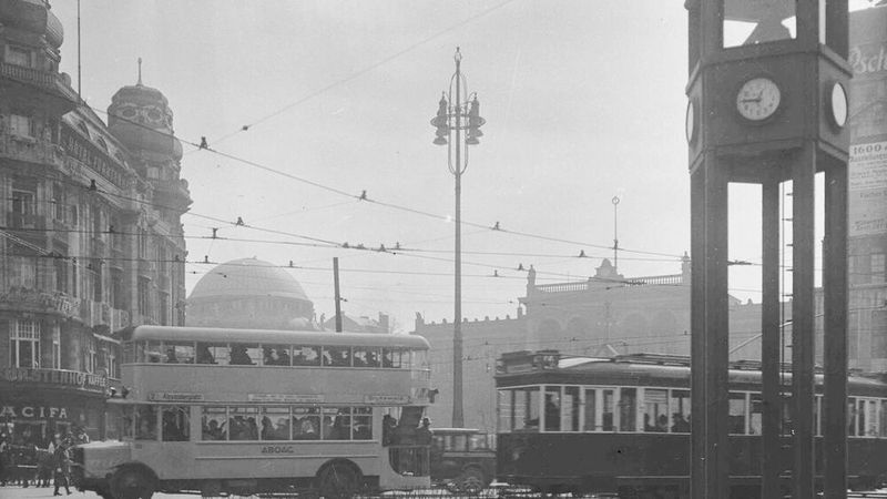 Vor hundert Jahren regelte erstmals eine zentral und elektrisch gesteuerte Ampel in Deutschland den Verkehr.(Bild:  Creative Common)