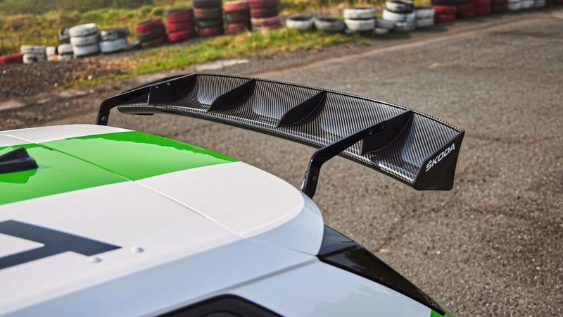 Da dürfen ein paar Heckflügel schon die Straßenlage stabilisieren. (Bild: Skoda)