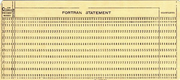 Lochkarte im 1928 von IBM patentierten 80-Zeilen-Format. Karten wie diese fanden bis weit in die 1970er Jahre vor allem in Mainframe-Systemen wie IBMs System/360 weite Verbreitung. Diese Karte wurde verwendet, um in der Programmiersprache FORTRAN verfassten Code in ein Mainframe-System einzuspeisen. (Bild: frei lizenziert)