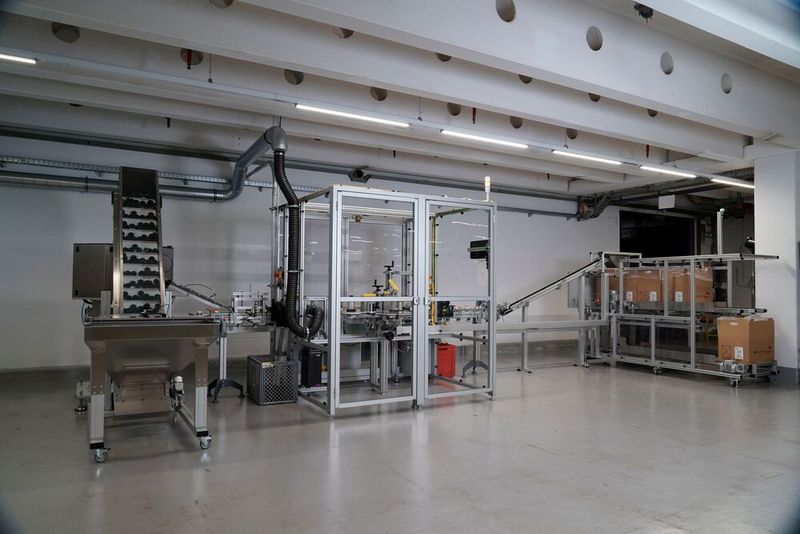 Aufgrund der guten Zusammenarbeit realisierte KM Packaging eine weitere Montageanlage auf der Basis der Item-Profile und -Förderbänder. Auch hier erfolgen der Transport der Komponenten und die Verpackung automatisiert. (Bild: Item)