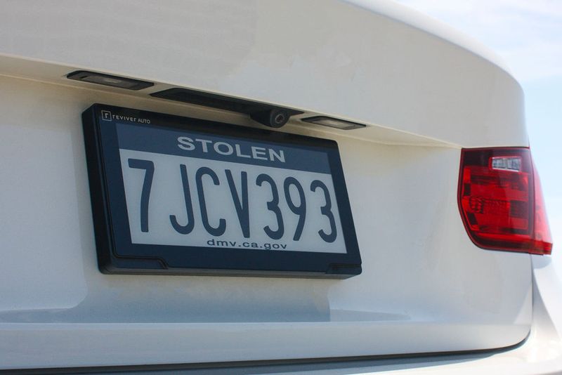 Aktuell ist lediglich eine Alarmfunktion integriert: Wird das Auto als gestohlen gemeldet oder verlässt es ein vorher definiertes Gebiet, blinkt das Kennzeichen permanent auf und alarmiert so aufmerksame Polizisten. (Bild: Rplate)