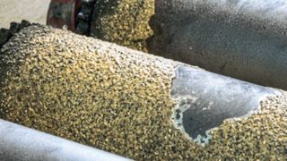 Die meisten Rollen weisen alle Stadien zwischen unbeschädigt und völlig blank auf. Daher sollte man nicht nur die Schadstellen ausbessern, sondern immer satzweise komplett instand setzen. (Rehart)