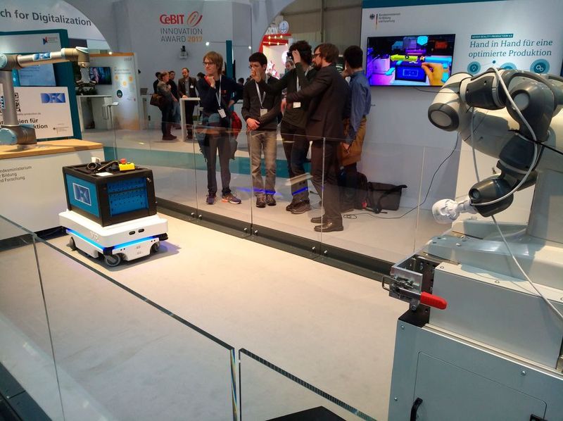 Über die Brille lassen sich die Roboter per Gestensteuerung bedienen. (Robert Horn)