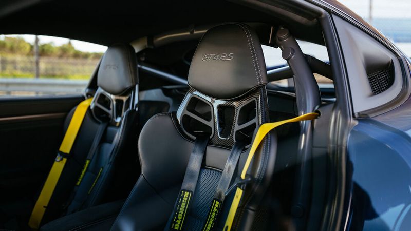 Der RS präsentiert sich mit großen Lufteinlässen direkt hinter Fahrer und Beifahrer, dort, wo normalerweise die hintere Seitenscheibe sitzt. (Bild: Autoren-Union Mobilität/Porsche/Rossen Gargolov)