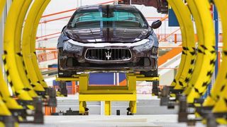 Modernste Planungs-, Entwicklungs- und Fertigungsmethoden haben bei diesem italienischen Automobilproduzenten Einzug gehalten, um damit nicht nur höchste Qualität, sondern auch maximale Effizienz zu erzielen. (Das Bild zeigt die Fertigung des Maserati Ghibli in Grugliasco/Italien) (Bild: www.siemens.com/presse)