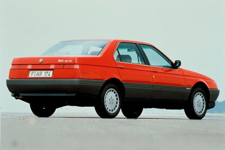 Von 1987 bis 1997 baute man den 164, den letzten „großen“ Alfa. Er war zusammen mit dem  Saab 9000, dem Lancia Thema und dem Fiat Croma entwickelt worden. Es gab ihn als Vierzylinder, auch mit Turbo, sowie als V6. Sogar eine Allradvariante war lieferbar. (FCA)