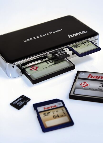 Turboleser: Über eine Schnittstelle mit dem superschnellen USB-3.0-Standard verfügt der Universal-Kartenleser von Hama. Damit ist eine Datenübertragung von bis zu 100 MB/s zwischen Karte und PC möglich.  (Archiv: Vogel Business Media)