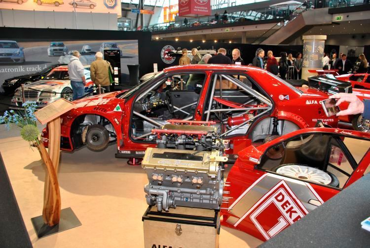 Sind die Sexsymbole einer vergangenen Motorsportepoche: Fahrzeug aus der ersten Serie der DTM. Allerdings sollte man sich bei den letzten Exemplaren gleich das Wissen eines ehemaligen Renningenieurs sichern – sonst bekommt man die Kiste vermutlich nicht mal an. (Dominsky)