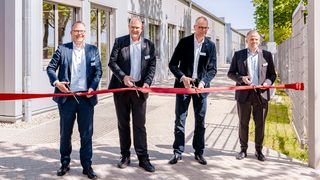 Christian Kluge, Frank Prüße (Bürgermeister von Lehrte), Dirk Davidis (Leiter PRO Service DACH) und Sebastian Veith (Leiter PRO Werk Lehrte) bei der Eröffnung des neuen Schulungszentrums in Lehrte (v. l.).  (Bild: Miele)