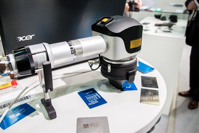 Das Laserbeschriftungssystem ist eine Eigenentwicklung und kann in der neuesten Version auch große Werkstücke aus Hartmetall beschriften. (konstruktionspraxis/Richter)