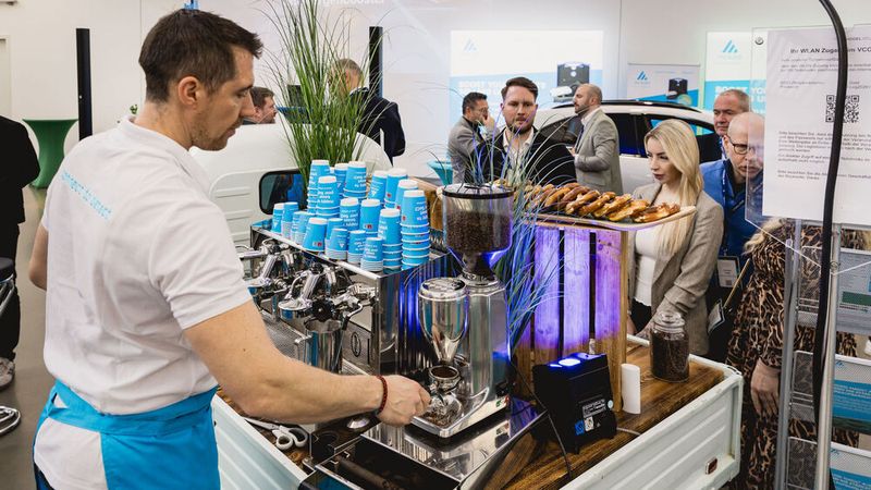 Nach so vielen Eindrücken erst mal einen Kaffee beim Barista. (Bild: Stefan Bausewein)