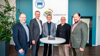 Die Preisträger von links: Klemens Hellenbrand (Geschäftsführer Kfz-Gewerbe NRW), René Gravendyk (Vorsitzender Berufsbildungsausschuss Kfz-NRW), Frank Mund (Präsident Kfz-NRW), Georg Kersten (Vizepräsident Fachverband Land- und Baumaschinentechnik NRW), Marcus Büttner (Hauptgeschäftsführer Kfz-NRW). (Bild: Kfz-Gewerbe NRW)