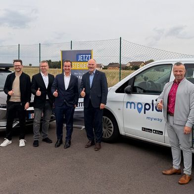 Strategische Partner für autonomes Fahren (vlnr.): Julian Glaab, Bliq, Prof. Dr. Sebastian Trojahn, Hochschule Anhalt, Thomas Vetter, Vetter Verkehrsbetriebe, Prof. Dr. Jörg Bagdahn, Hochschule Anhalt, Andy Grabner, Landrat des Landkreises Anhalt-Bitterfeld, Marcus Gleau, Projektleiter Autonomes Fahren MoPla Solutions/Vetter Verkehrsbetriebe. (Bild: Vetter Verkehrsbetriebe | MoPla Solutions | Bliq)
