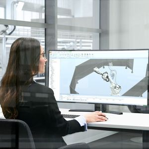 Die exakte Vorhersage des Bremsverhaltens eines Roboters unter Berücksichtigung seiner Nutzlast wird Anwendern helfen, Zeit und Kosten zu sparen, ergänzt ABB. Hier eine Expertin bei der Offline-Programmierung aus der Robostudio-Umgebung heraus.