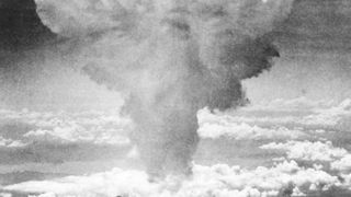 Am 6. August 1945 explodierte über Hiroshima "Little Boy", die erste militärisch eingesetzte Atombombe in der Geschichte der Menschheit. Etwa 3 Jahre zuvor, am 2. Dezember 1942, konnte erstmals mit einer nuklearen Kettenreaktion Energie produziert werden. (dpa-Bildfunk)