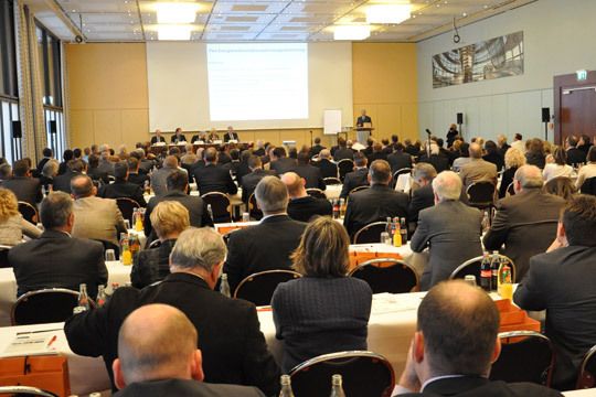 Volles Haus: Nachdem bekannt geworden war, dass Hyundai Motor Deutschland künftig nicht mehr zur Emil-Frey-Gruppe gehören wird, waren die Händler zahlreich nach Berlin gekommen. (Wehner)