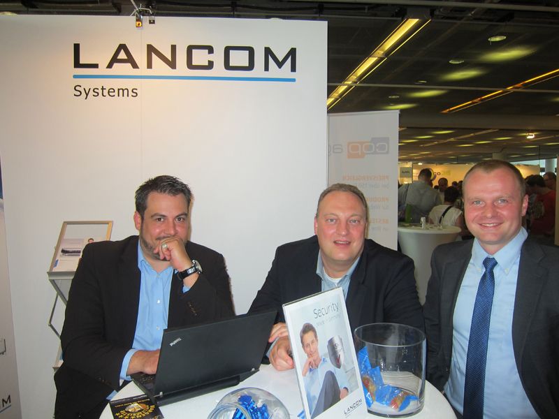 (v. l.) Daniel Schnakenberg und Christian Sachs, Lancom mit Jakob Tandek, api                               (Bild: Vogel IT-Medien GmbH)