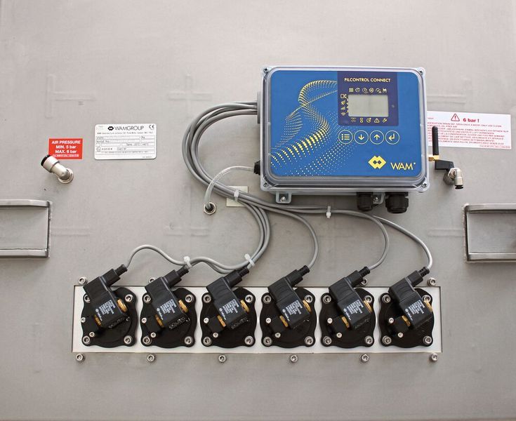 Wartungstür eines polygonalen Unterduck-Einschub-Einhangfilters Wamair Vacuum mit Filtersteuerung Filcontrol Connect (Bild: Wam)