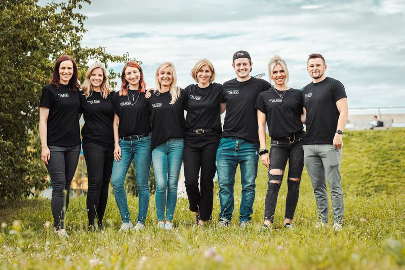 Das Team rund um die CLOUD NATIVE 2022 Conference der Vogel IT-Akademie und Kooperationspartner Cloudflight lächelt glücklich über den Erfolg der Premiere (von links nach rechts: Svenja Mohn, Jessica Szirbeck, Anna Münch, Marlene Stelmach, Daniela Schilling, Jago Heinisch, Lydia Hundsdörfer, Maximilian Hille). Weitere Bilder im Rückblick der Vogel-IT-Akademie. (Bild: berndrottmann.com)