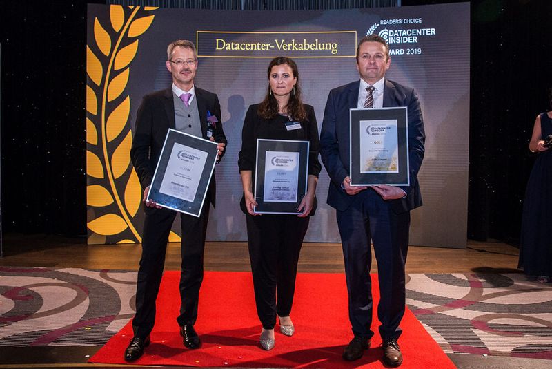 Die Gewinner im Bereich Datacenter-Verkabelung: Für Corning Optical Communications (Silber) auf der Bühne Cindy Ryborz, Gold für Leonie Kerpen holte Ralph Vetter ab und die Platin-Auszeichnung für Rosenberger OSI hält Gerald Berg in den Händen.  (Bild: artful rooms / VIT)