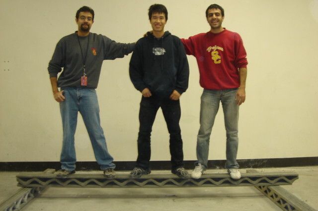 Membres du team de recherche testant la résistance statique de barres de bétons. (Images: Contour Crafting 2014)