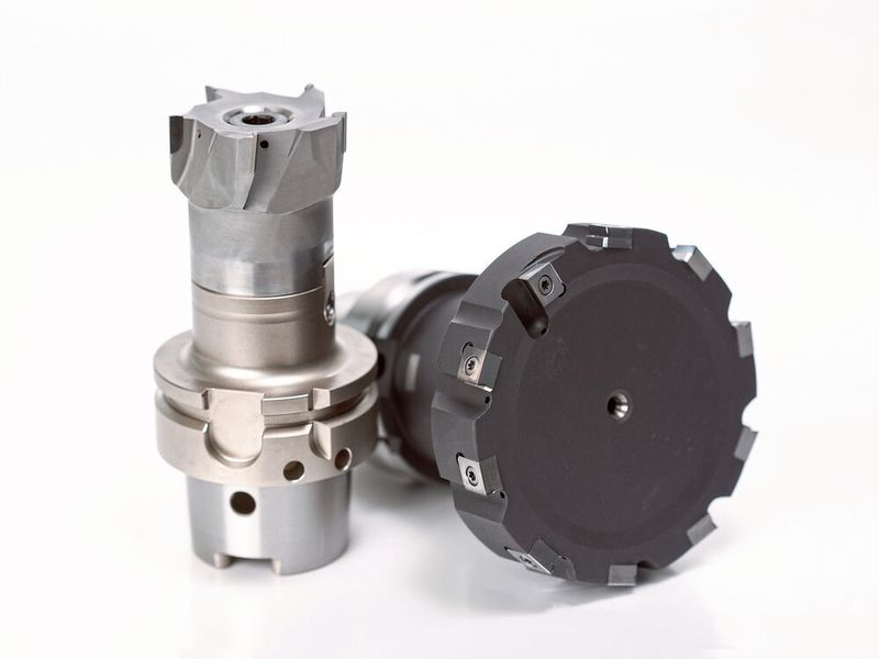 Als universell einsetzbares Fräswerkzeug eignet sich der Fräser FaceMill-Diamond-ES für kleinere Serien und wechselnde Bauteile, der mit Wendeschneidplatten ausgestattete Fräser NeoMill-T-Finish dagegen ist besonders wirtschaftlich beim Finishen in der Serienfertigung. (Bild: Mapal)