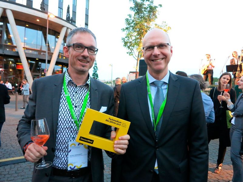 Kennen und schätzen sich aus gemeinsamen Tagen im Carl Hanser Verlag: Devicemed-Chefredakteur Peter Reinhardt (li.) und Michael Himmelstoß, heute Geschäftsführer bei GFI – Gesellschaft für medizinische Information, München. (Schäfer / Devicemed)