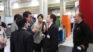 Walter und Starrag bewiesen auf einer Werkzeugmaschine LX 051, dass sich in einer Aufspannung per Zerspanen und Dengeln in nur 38 Minuten eine Triebwerksschaufel mit einer Oberflächenqualität von unter 0,8 µm herstellen lässt. (Bild: Starrag Group)