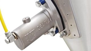 Nicht immer bieten Behälter und Konstruktionen auf den ersten Blick geeignete Oberflächen zur Befestigung von Klebekonsolen. Daher gibt es auch eine Variante für konische Oberflächen. (Bild: Netter)