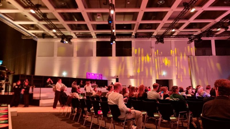 Auf derselben Stage fanden weitere Keynotes und Diskussionspanels statt: „Digitale Medizin = Gendergerechte Medizin?“ mit Bernd Fiedler (Director Government Affairs bei Siemens Healthineers), Brenya Adjej (Gematik-Geschäftsführerin), Beatrice Aretz (Caona Health CEO & Founder) und Dr. Mertcan Usluer (Journalist und ehemals Gynäkologe).  (Bild: @ Serina Sonsalla)