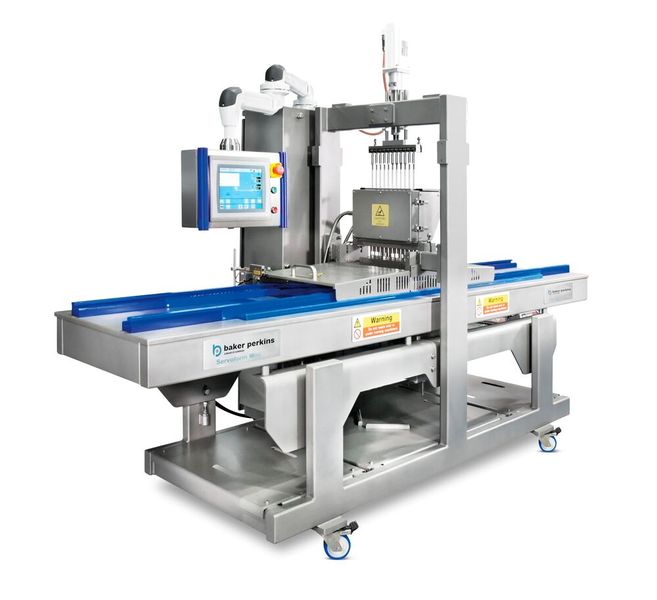 Das Health & Nutrition Team von Coperion präsentierte auf der Interpack seine „Single Source“-Herstellungslösungen für die Pharma-, Nutrazeutika- und Kosmetikindustrie – von oralen und topischen, flüssigen über halbfeste und feste orale Darreichungsformen. Zusehen war unter anderem auch Coperion’s Baker Perkins Servo Form Mini Depositor – eine kompakte, servogesteuerte Lösung für die Produktion von Bonbons, Gummibärchen, Gelees, Karamellen, Toffees und Lutschern im Stückgewichtsbereich von 2g bis 16g. Besonders interessant für Hersteller von Gesundheitsprodukten: Die stärkefreie Dosiertechnologie erfüllt Validierungsstandards, ermöglicht konsistente und wiederholbare Dosierung und ist leicht zu reinigen. Gegenüber traditionellen Stärkeformverfahren punktet der Servo Form Mini mit schnellen Produktwechseln. (Bild: Coperion)