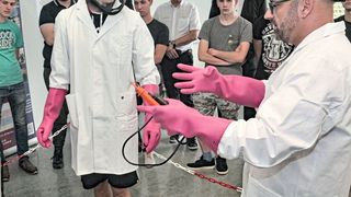 Ingolf Zupfer (re.) klärt die Schüler der Landesfachklasse über die Eigenheiten beim Umgang mit Elektromobilität auf. (Bild: Zietz/»kfz-betrieb«)