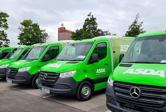 Die britische Supermarktkette Asda setzt jetzt auf smarte Transportmöglichkeiten. Denn sie testet die Auslieferung von Lebensmitteln via autonomen Fahrzeugen, sagt die dpa.(Bild:  Asda)
