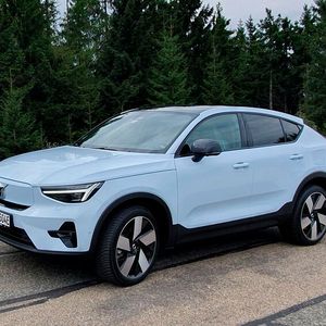 In der Einstiegsversion, mit Single Motor und in der Ausstattungsvariante Core, kostet der C40 47.500 Euro.(Bild:  Mauritz – VCG)