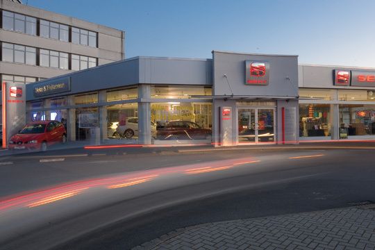Nach neuester Marken-CI ausgestattet: der Seat-Pavillon des Autohauses Wolfsburg (Archiv: Vogel Business Media)