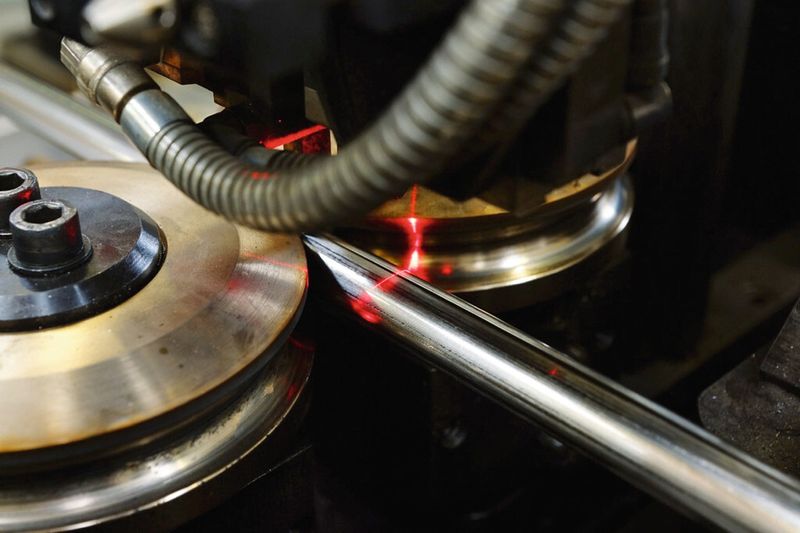 Bild 1: Das Laserschweißsystem für die Rohre verfügt über ein Sensorsystem für die Schweißspalt-Lageerkennung. (Bild: Rofin)